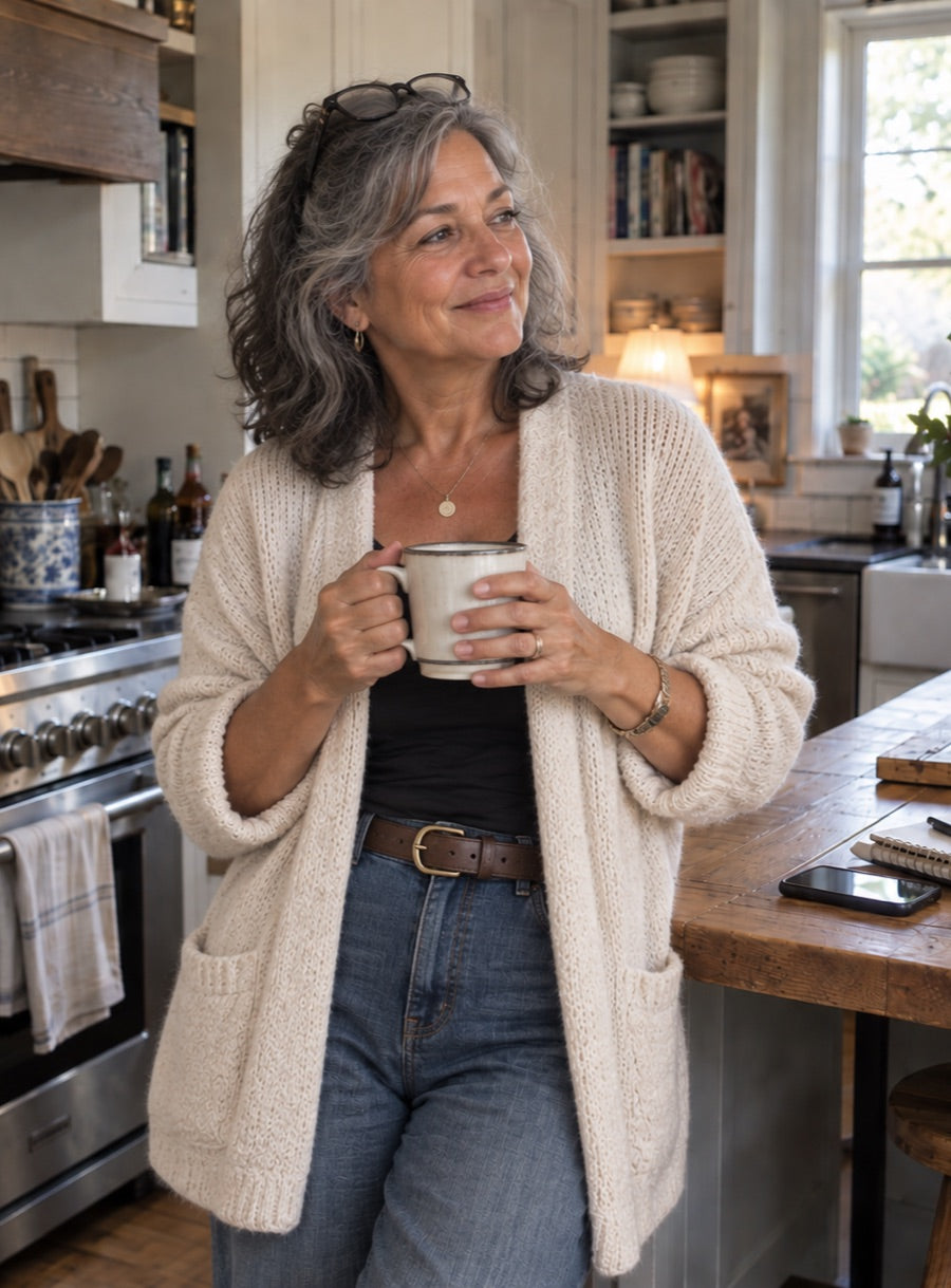 Klantfoto van Amy Martinez in het oversized vest met jeans